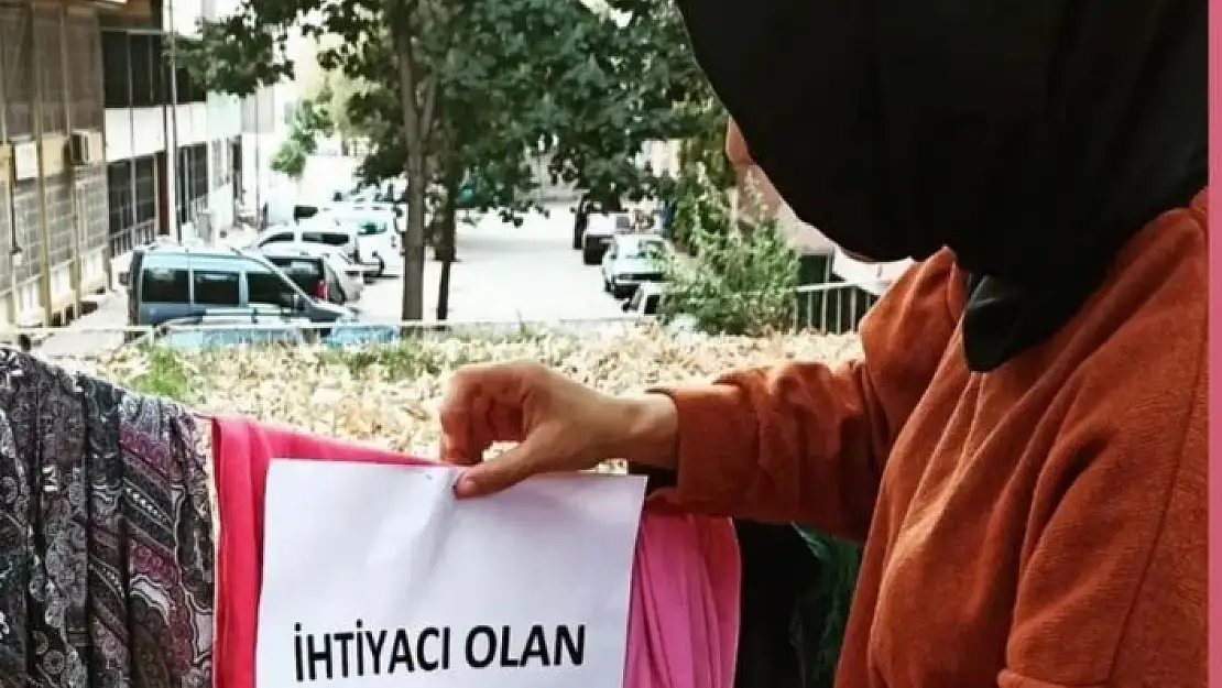 'Gönüllülerden askıda kıyafet kampanyası'