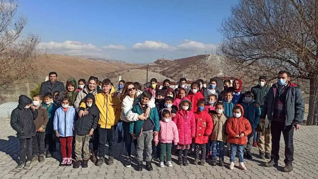 'Gönüllülerden kırsal kesimde yaşayan çocuklara mont ve bot yardımı'