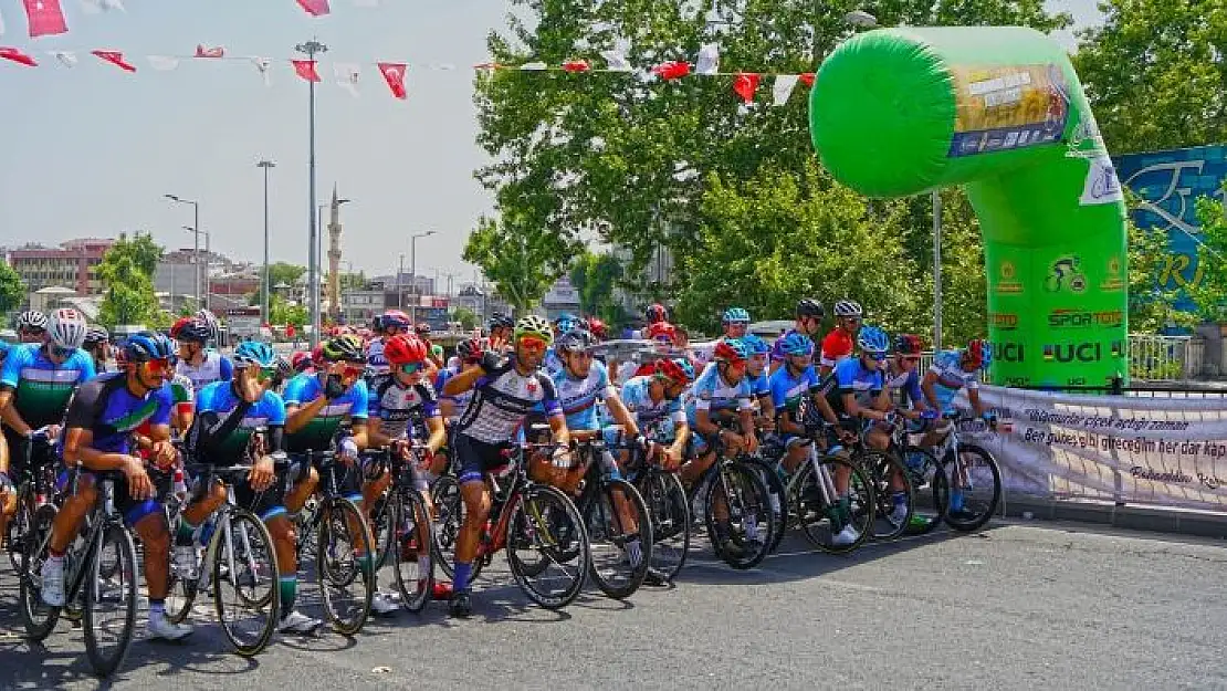 'Grand Prix Erkekler yarışı kentin zirvesiyle start aldı'