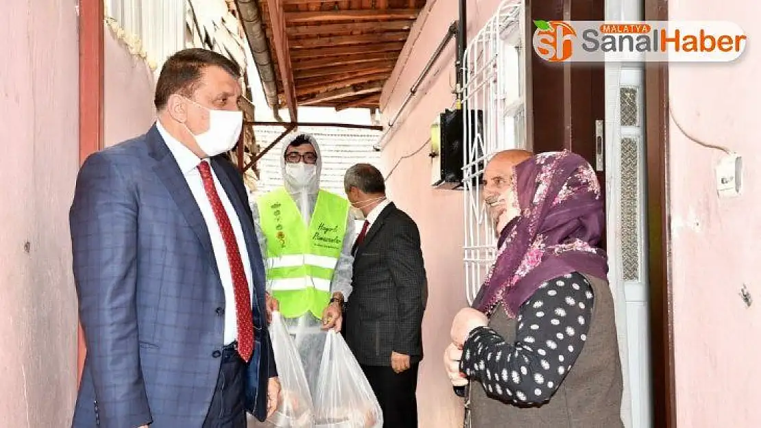 Başkan Gürkan iftar yemeği dağıttı