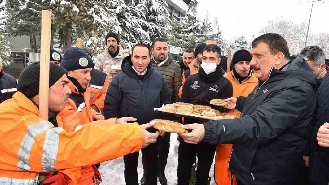 'Gürkan, sahada çalışan personellerle bir araya geldi'