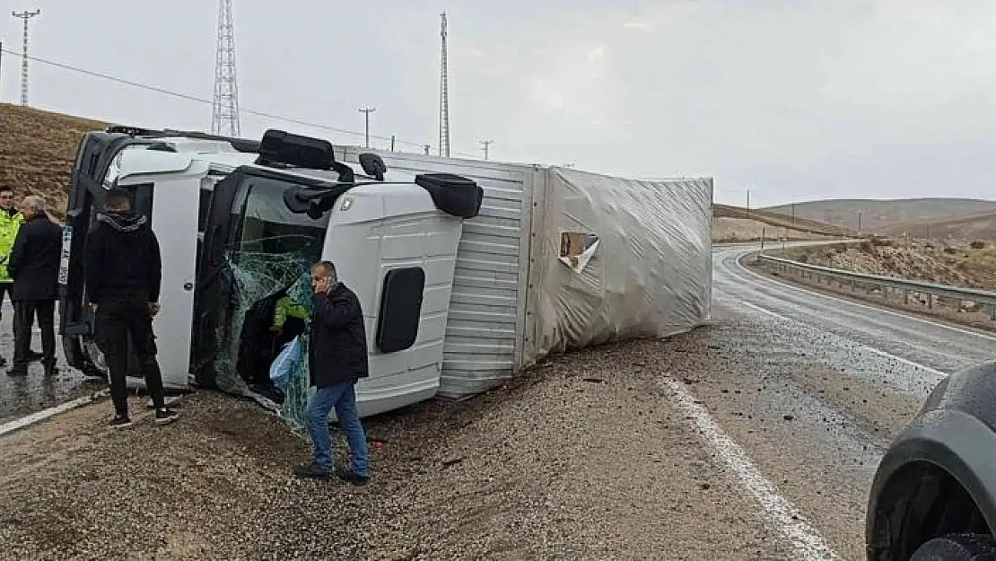 'Gürün´de kamyon devrildi: 1 yaralı'