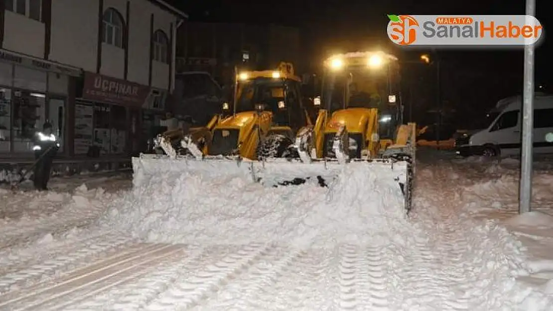 Gürün ilçesinde karla mücadelede gece mesaisi