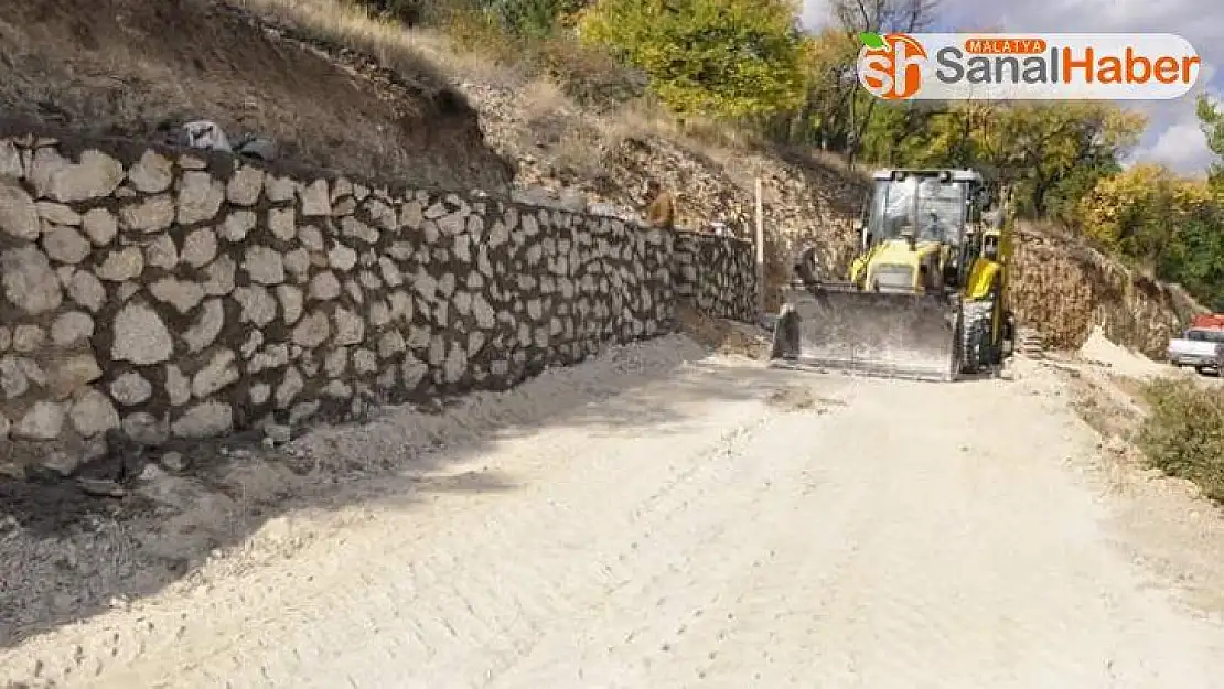 Gürün ilçesinde taş duvar örme çalışmaları
