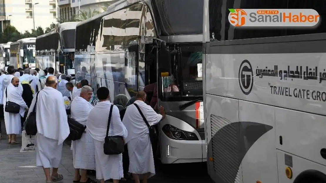 Hacı adayları Arafat yolunda