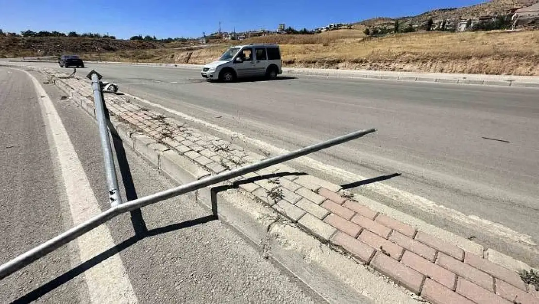 'Hafif ticari araç aydınlatma direğini yıktı: 1 yaralı'