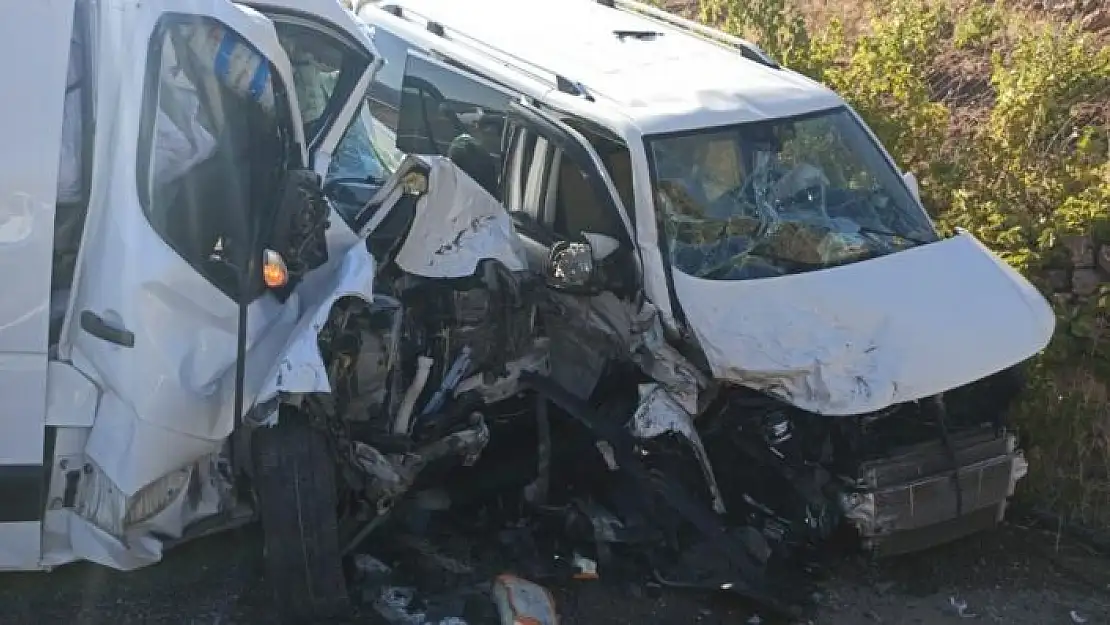 'Hafif ticari araç ile minibüs kafa kafaya çarpıştı: 2 yaralı'