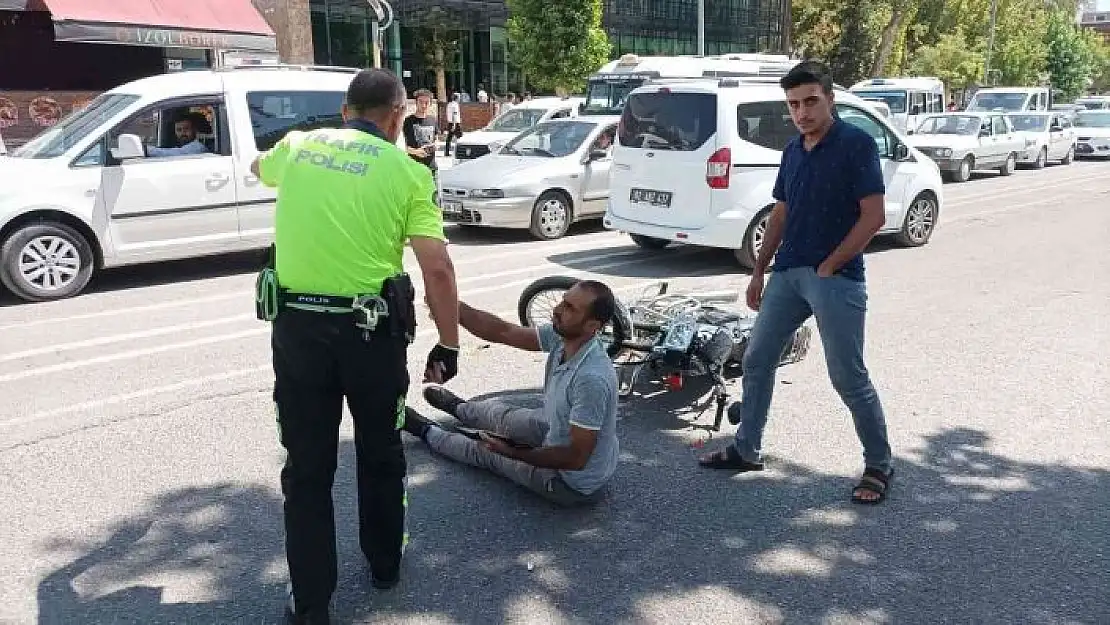 'Hafif ticari araç ile motosiklet çarpıştı: 1 yaralı'