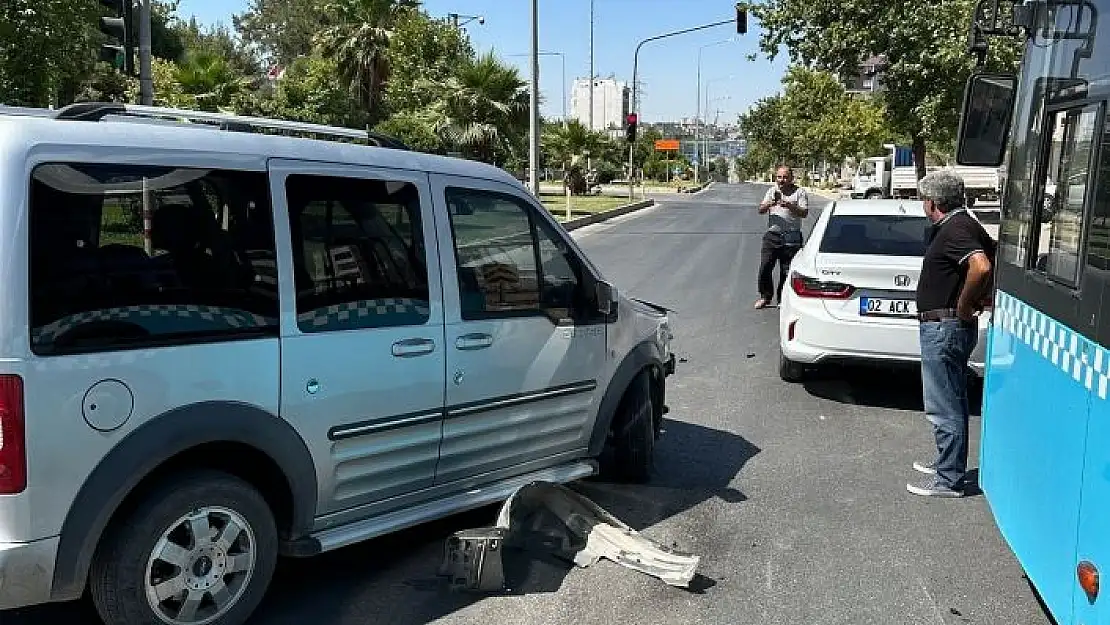 'Hafif ticari araç ile otomobil çarpıştı: 1 yaralı'