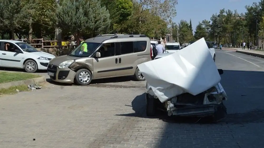 'Hafif ticari araç ile otomobil çarpıştı: 3 yaralı'