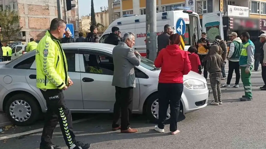 'Hafif ticari araç ile otomobil çarpıştı: 3 yaralı'