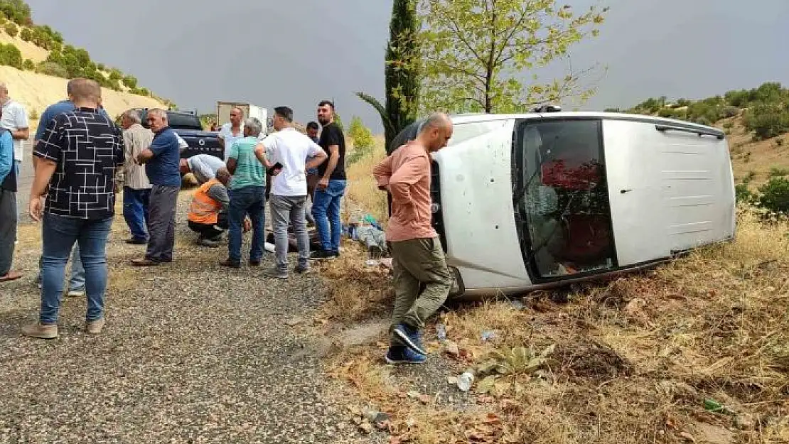 'Hafif ticari araç ile otomobil çarpıştı: 4 yaralı'