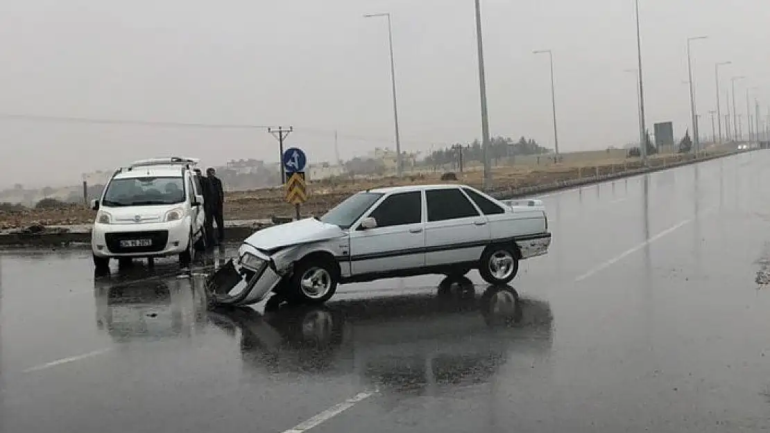 'Hafif ticari araç ile otomobil kavşakta çarpıştı: 2 yaralı'