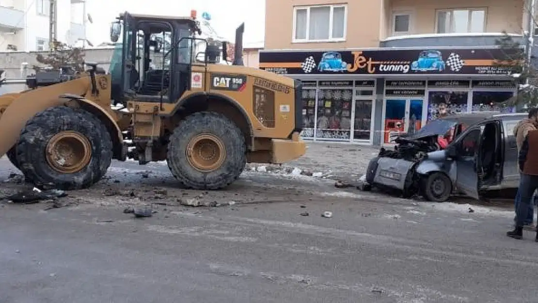 'Hafif ticari araç, kar temizliği yapan iş makinesine çarptı: 1 ölü'