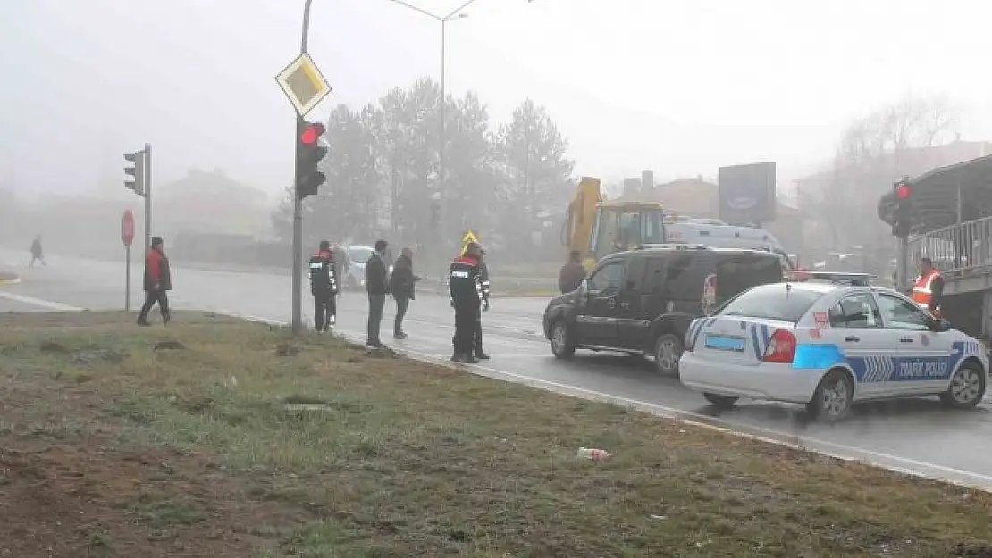 'Hafif ticari araç kırmızı ışıkta bekleyen kamyona çarptı: 5 yaralı'