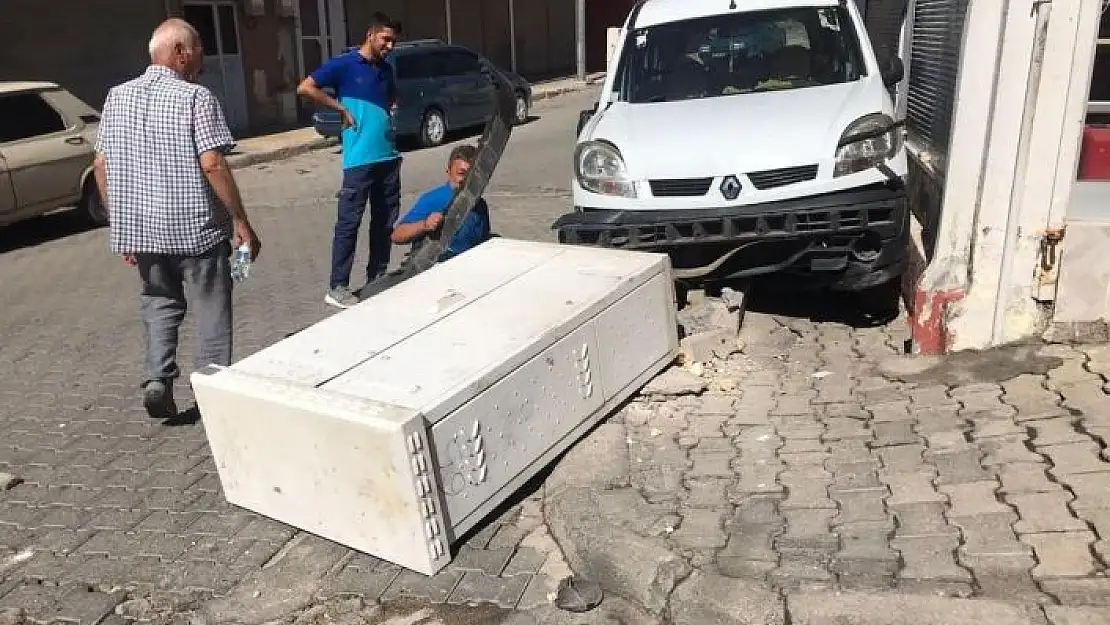 'Hafif ticari araç telefon trafosuna çarparak durabildi'