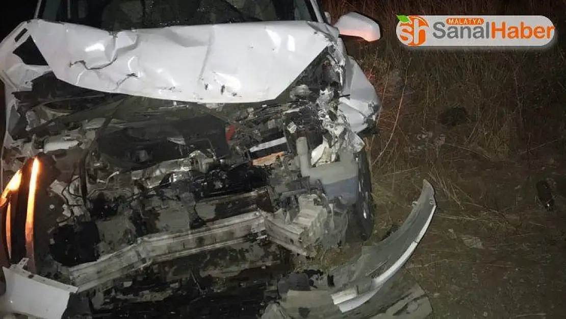 Hafif ticari araç traktöre çarptı: 3 yaralı
