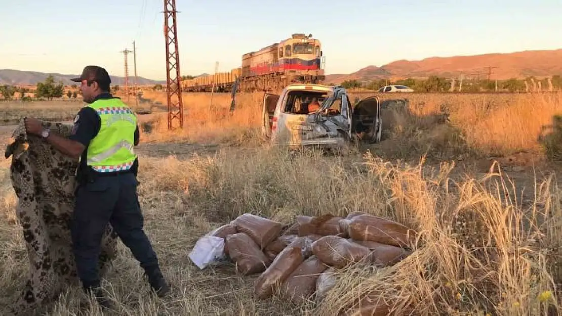 'Hafif ticari araca tren çaptı: Yaralı sürücü canının yerine taşıdığı kaçak tütünü saklamanın derdine düştü'