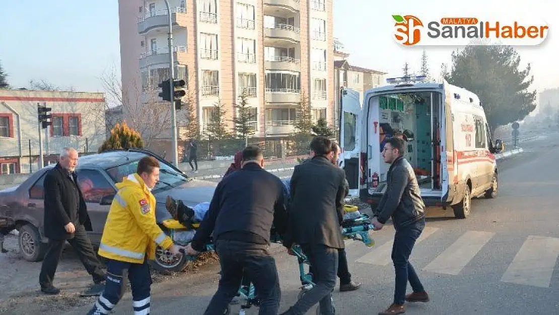 Hafif ticari araçla çarpışan otomobil refüje çıktı: 1 yaralı