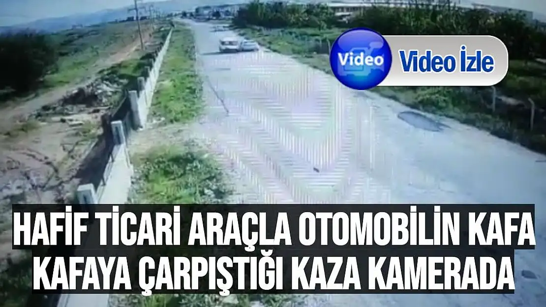 Hafif ticari araçla otomobilin kafa kafaya çarpıştığı kaza kamerada