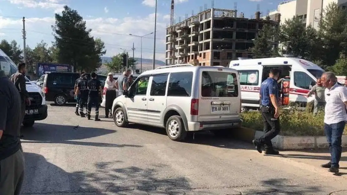 'Hafif ticari araçlar çarpıştı: 1 yaralı'