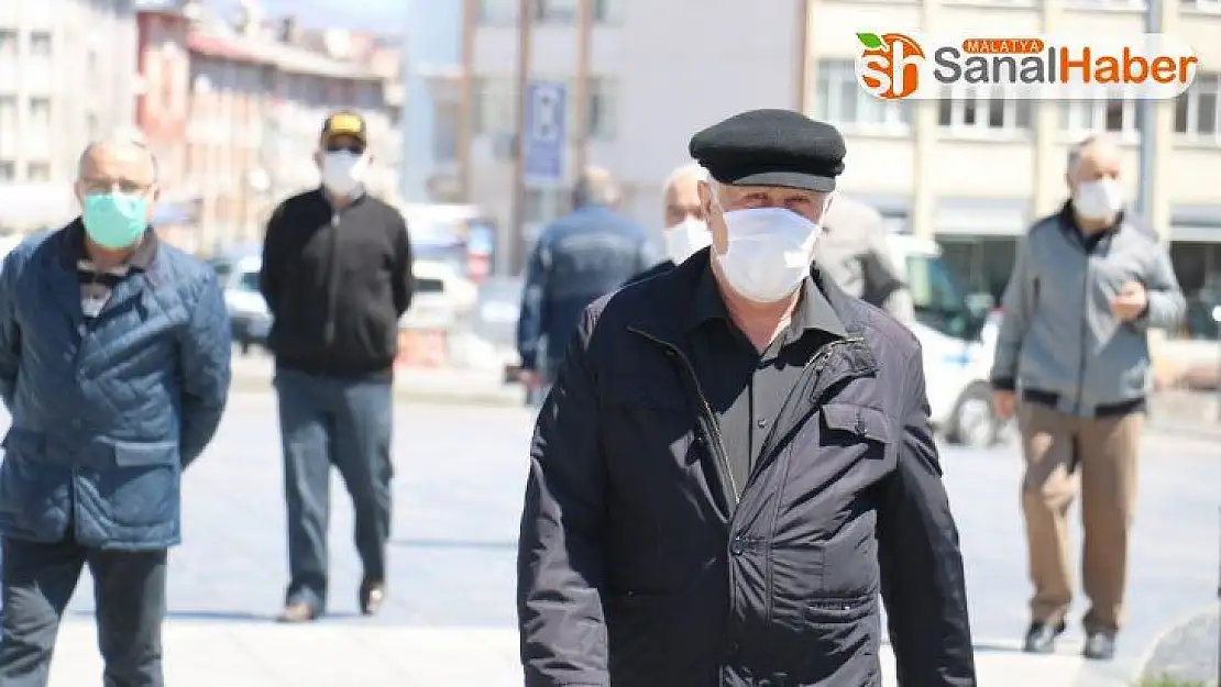 Haftalar sonra sokağa çıktı: 'Kafesten çıkmış kuş gibiyim'