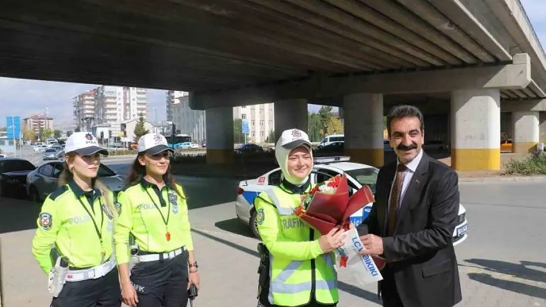 'Halk otobüsü şoförlerinden kadın polislere sürpriz'