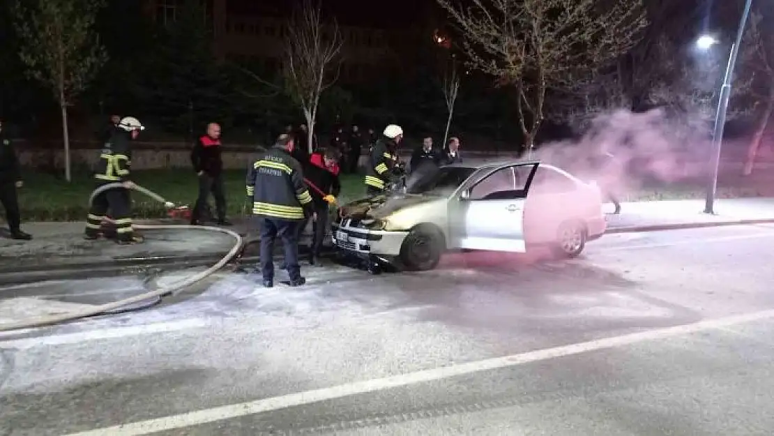 'Hareket halindeki otomobil alev aldı'