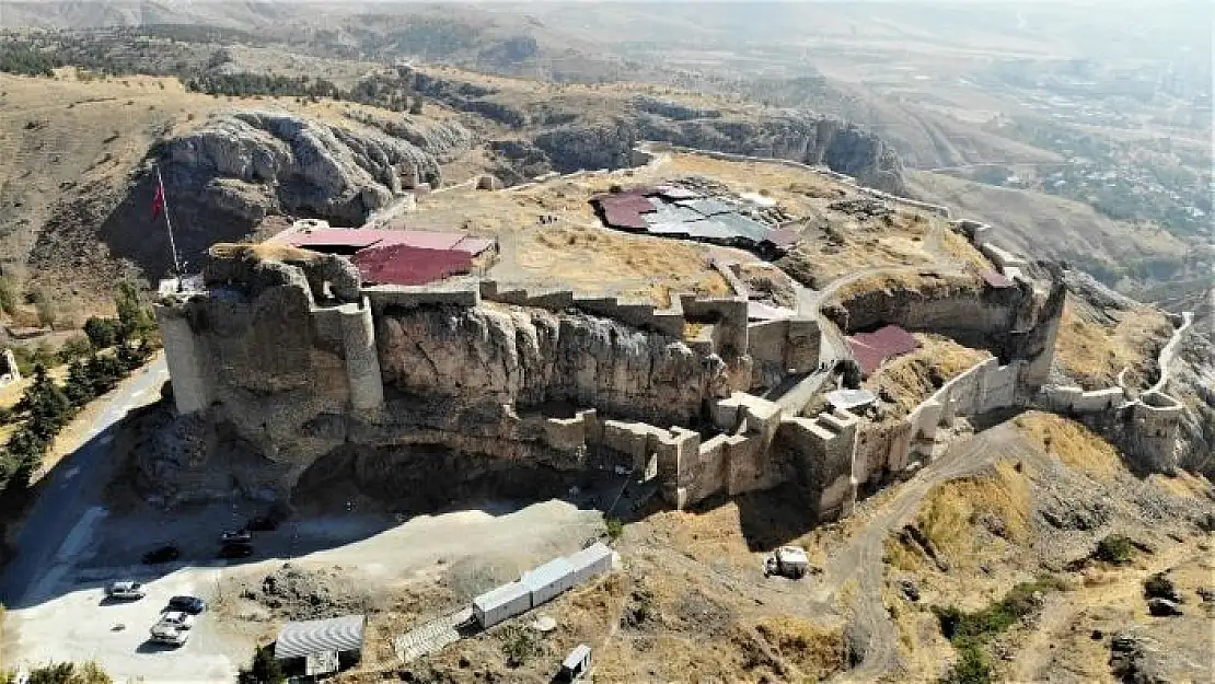'Harput Kalesi kazılarında 7 yılda 110 bin adet obje çıktı'