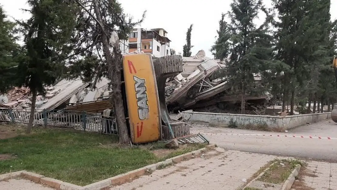 'Hasarlı bina yıkımı esnasında iş makinesi devrildi'
