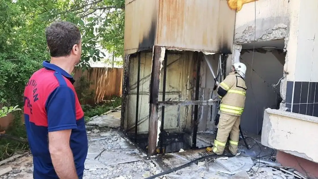 'Hasarlı binadan asansörü sökerken yangın çıktı'