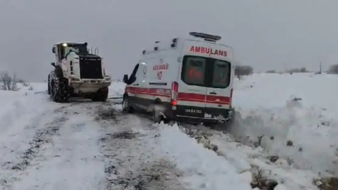 Hasta almaya giderken kara saplanan ambulansı ekipler kurtardı