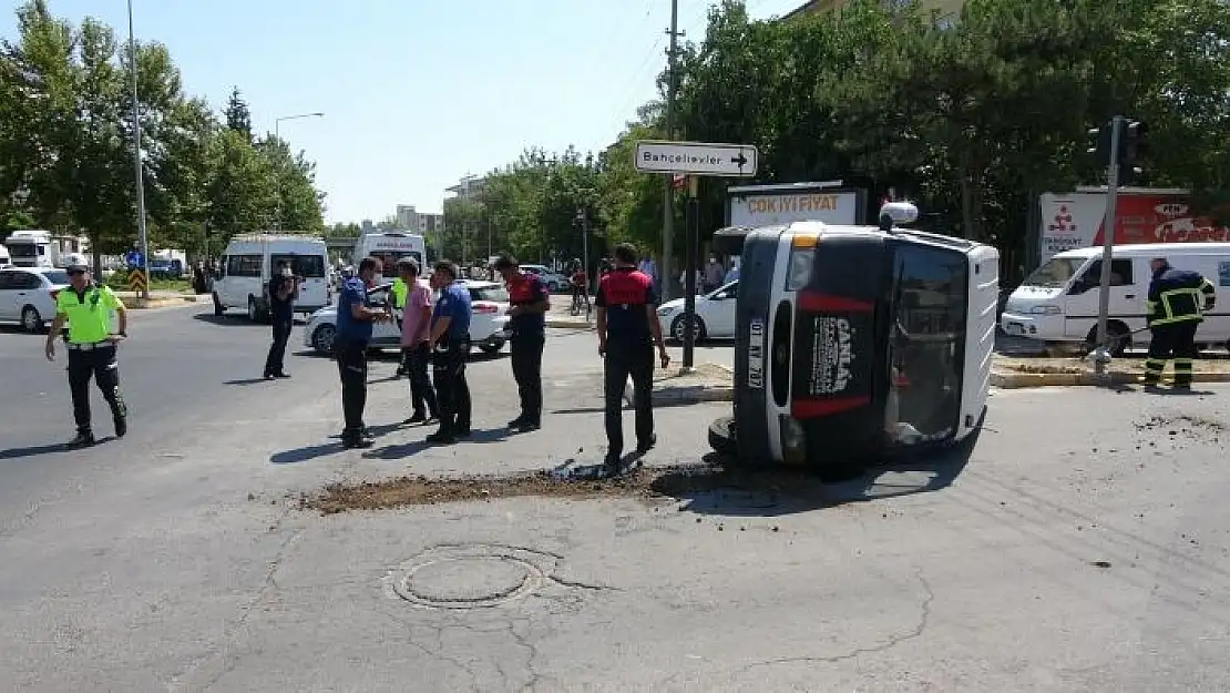 'Hasta taşıyan ambulans ile minibüs çarpıştı'