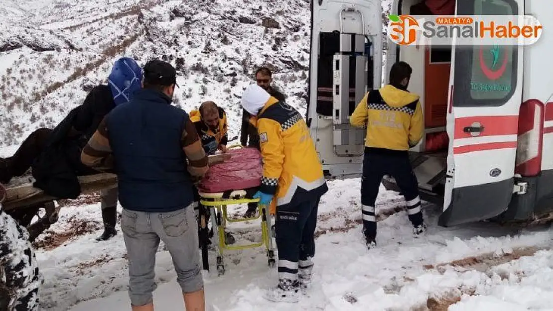 Hasta traktörle ambulansa ulaştırıldı