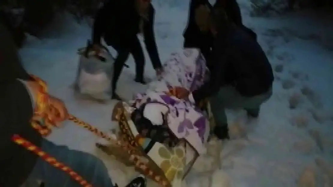 'Hastayı tahta kızak ile ambulansa ulaştırdılar'