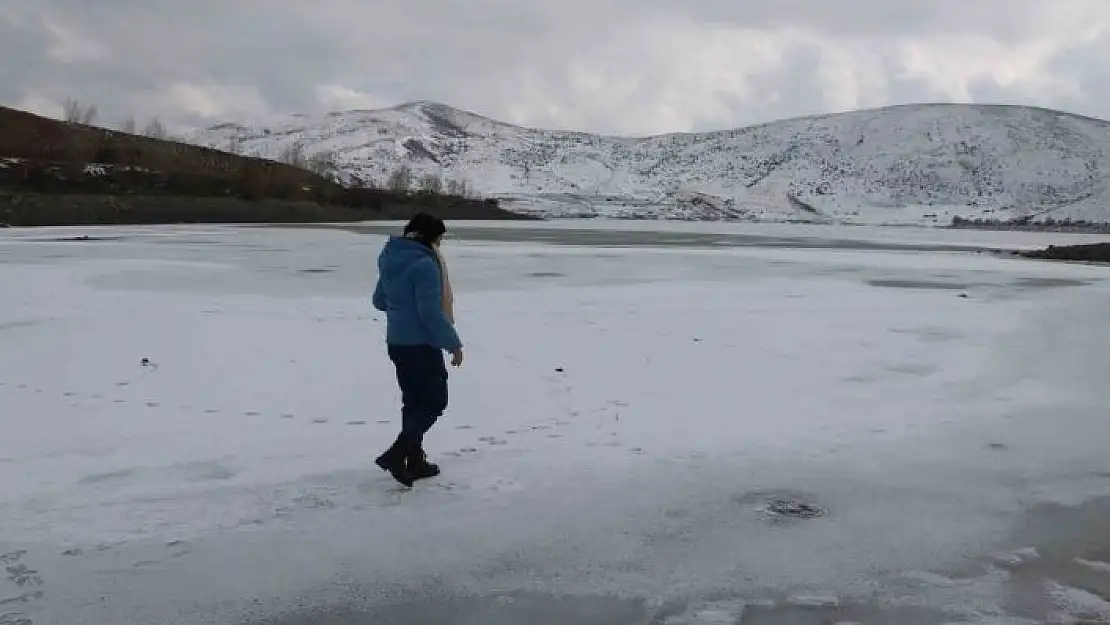 'Hava sıcaklığının düştüğü kentte gölet buz tuttu'