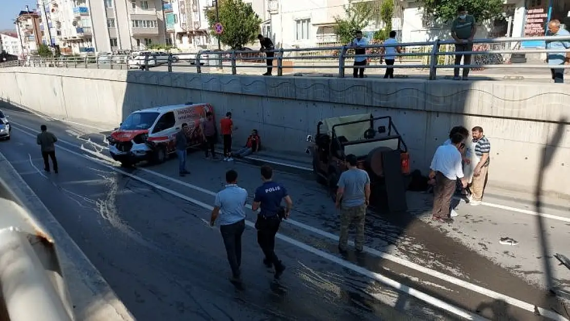 'Hayvan ambulansı kafa kafaya çarpıştı: 4 yaralı'