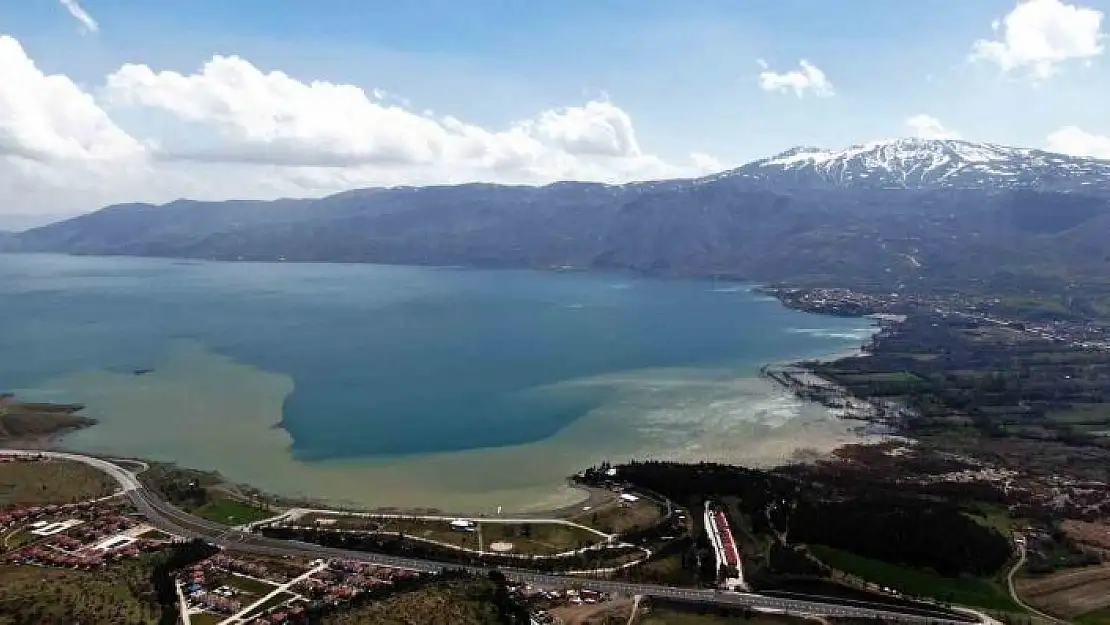 'Hazar Gölü´nün kıyısı renk değiştirdi'