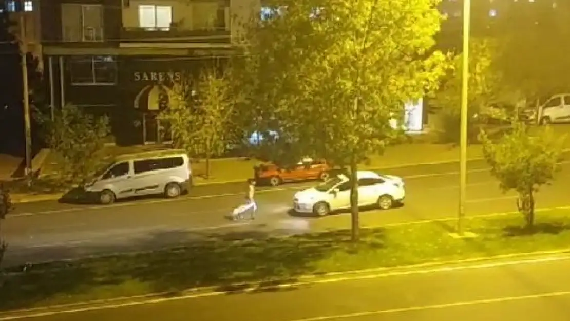 'Hem arabalara saldırdı hem de trafiği tehlikeye soktu'