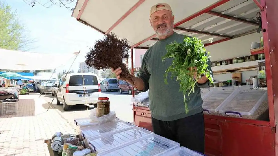 'Hem satıyor, hem de faydalarını anlatıyor'