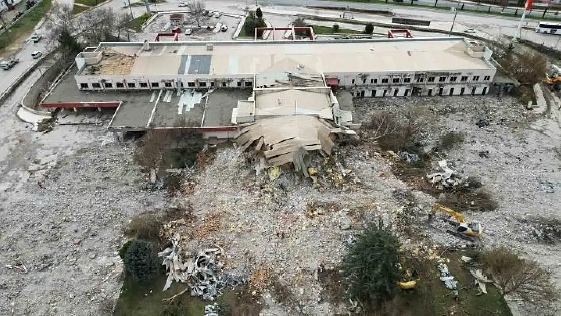 'Hemen herkesin bir anısı vardı: Elazığda eski terminal binasının son anları havadan görüntülendi'