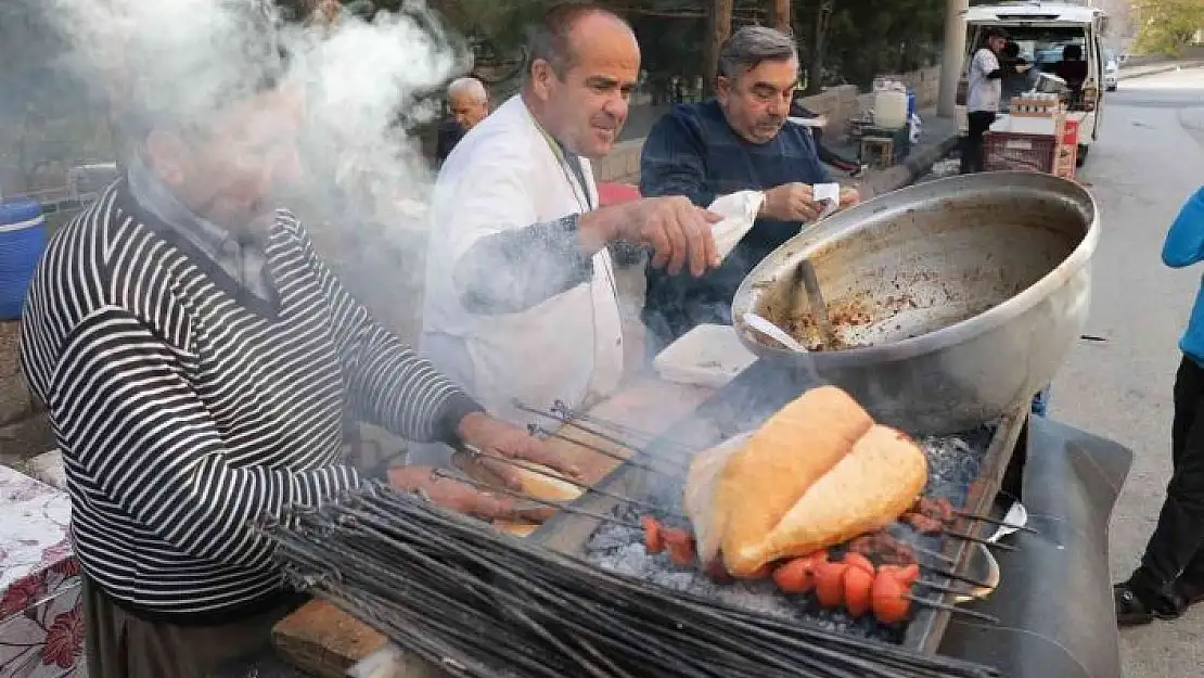 'Her gün bir pazar yerinde 36 yıldır kavurma satıyor'