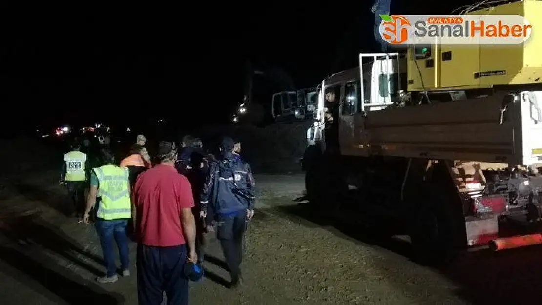 HES santralindeki su kanalı patladı, uzun araç konvoyu oluştu