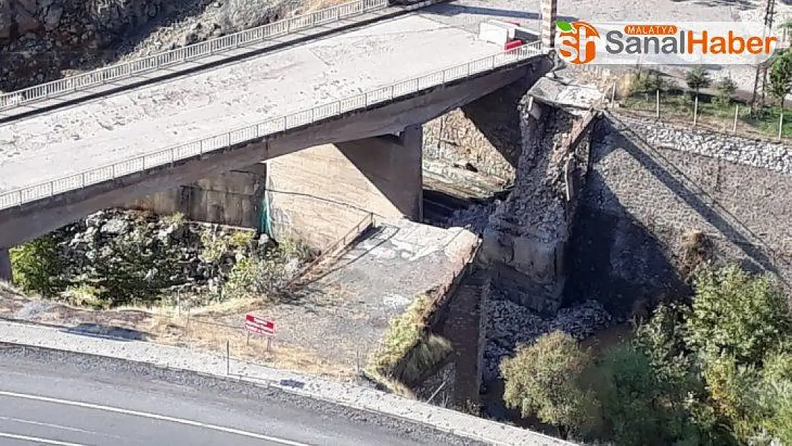 Heyelan riski bulunan ilçedeki tarihi köprü çöktü