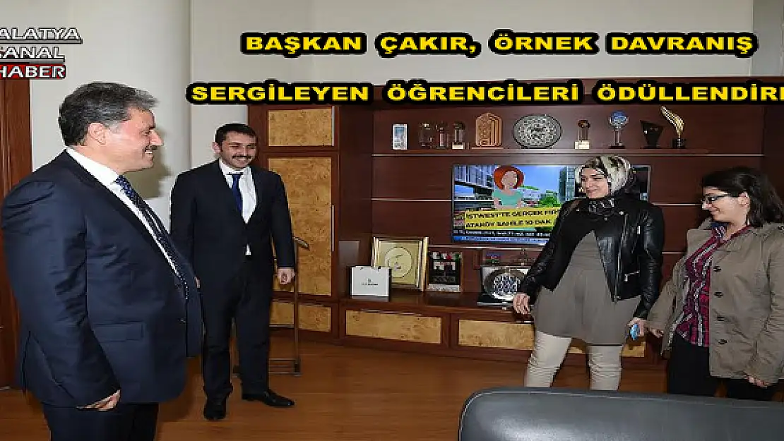 BAŞKAN ÇAKIR, ÖRNEK DAVRANIŞ  SERGİLEYEN ÖĞRENCİLERİ ÖDÜLLENDİRDİ