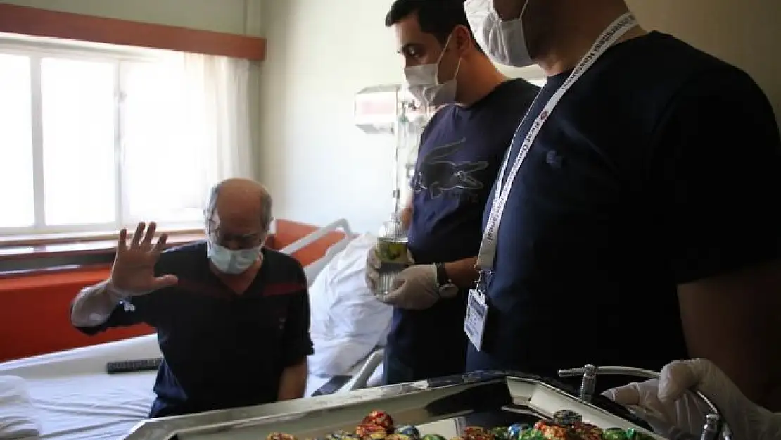 'Hıdır Amca, hastanede bayramını kutlamaya gelen sağlıkçıları görünce gözyaşlarına hakim olamadı'