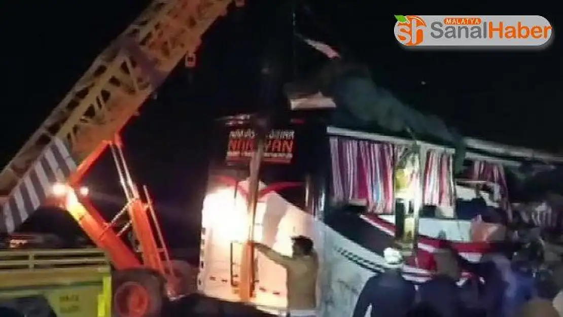 Hindistan'da feci kaza: 13 ölü, 30 yaralı