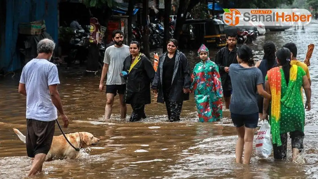 Hindistan'da şiddetli yağmur