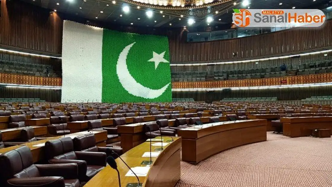 Hindu toplumundan Pakistan meclisine 60 bin balonlu bayrak hediyesi