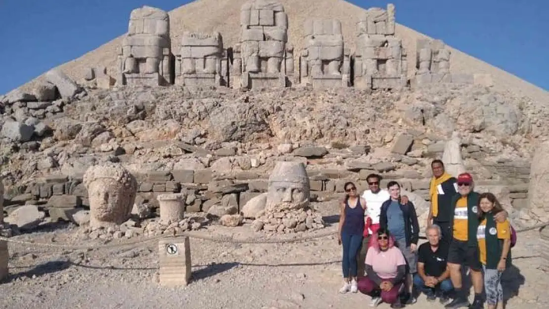 'Hintli turistler Nemrut Dağı´nda'